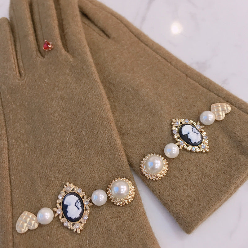 Antique Portrait Pearl Gloves