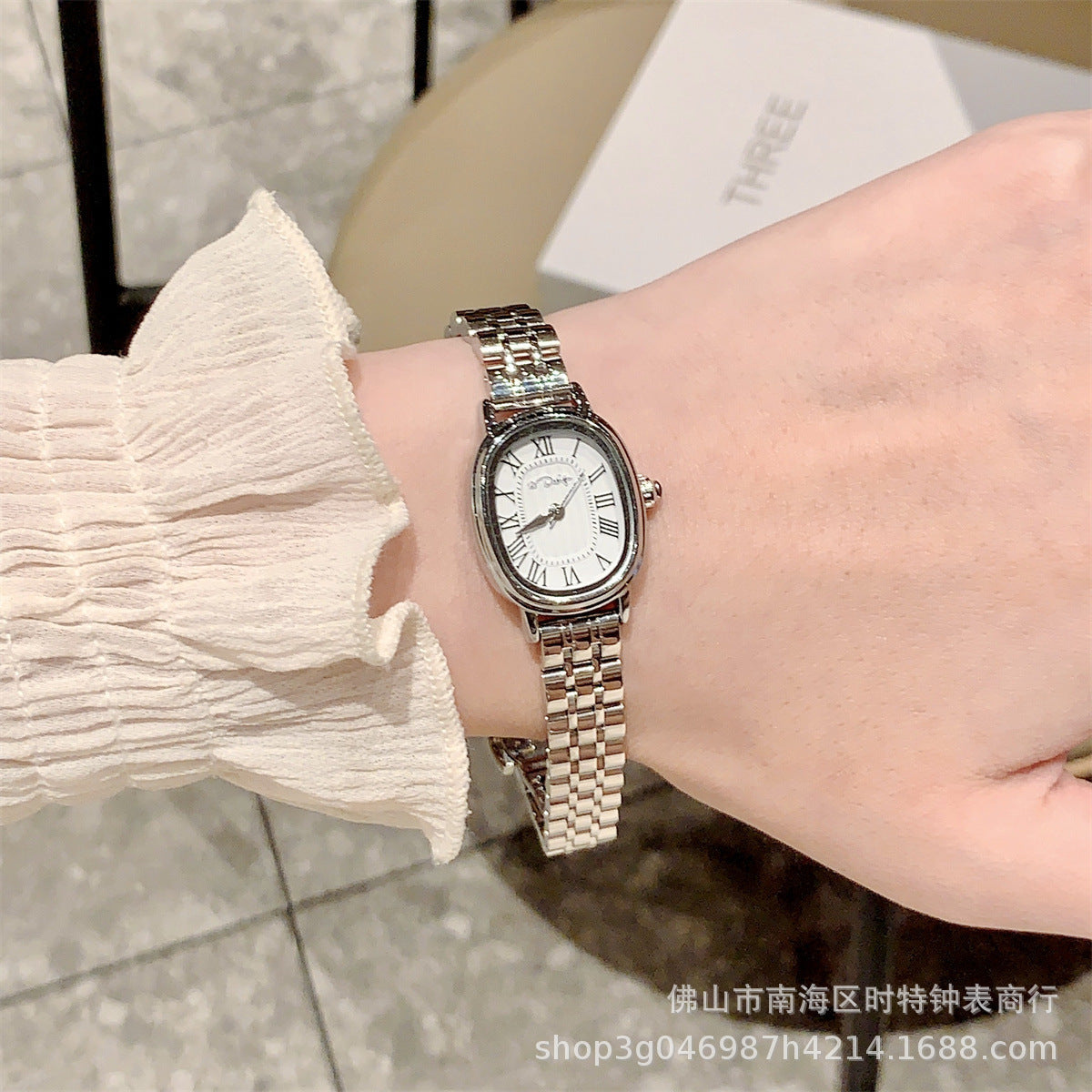 Niche Damenuhr aus Stahl mit römischer Skala