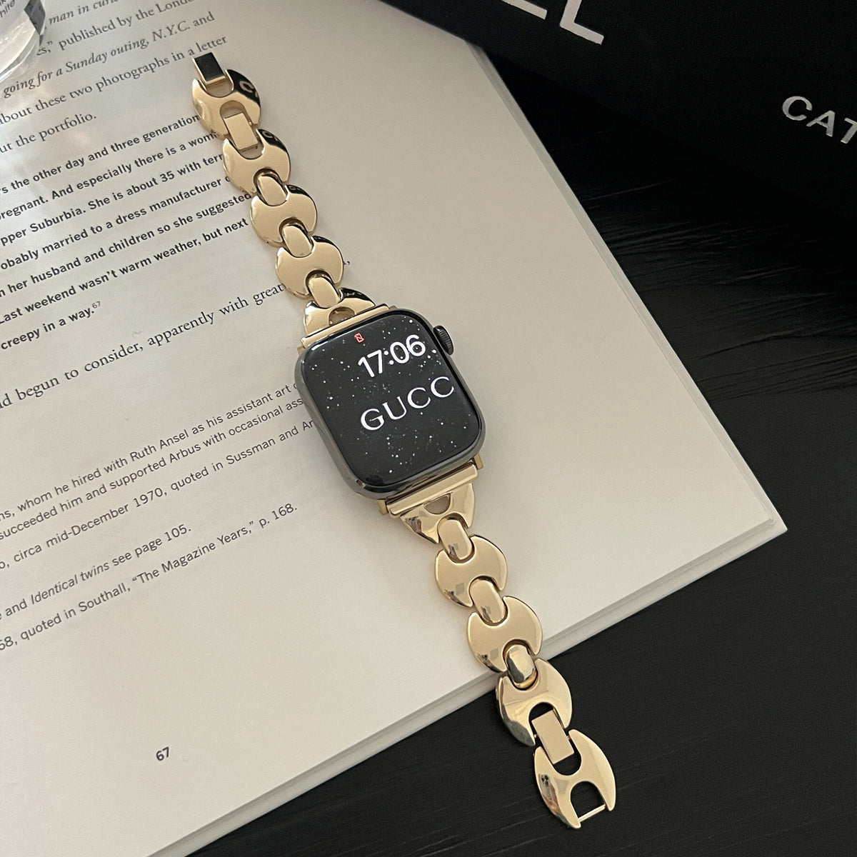 Reloj de metal con paleta redonda pequeña