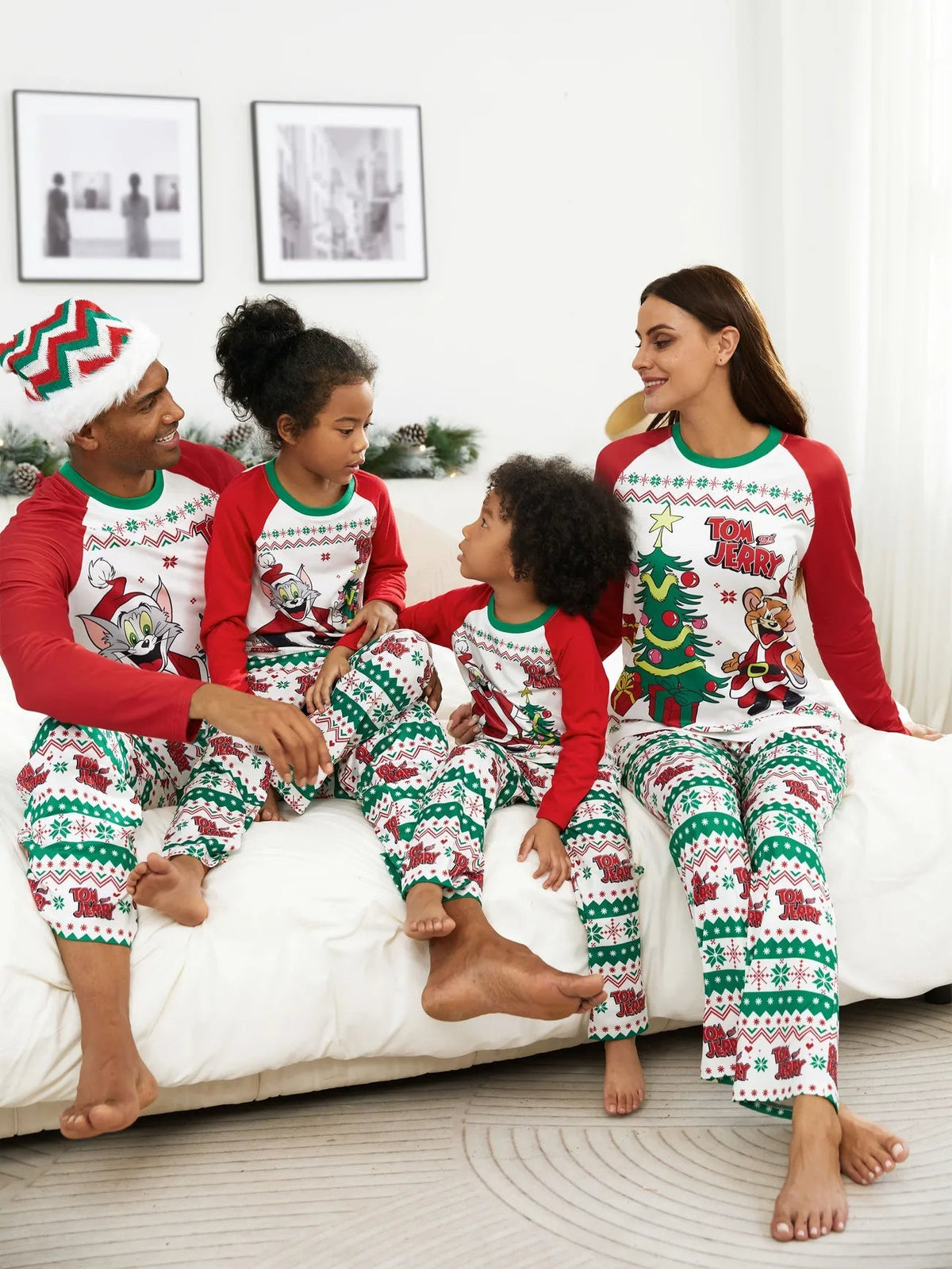 Conjunto de pijama familiar con personajes de dibujos animados festivos