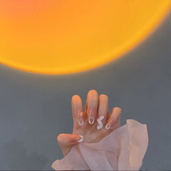 Schwangere Rüstung trägt handgemachte Maniküre