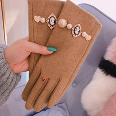 Guantes de perla con retrato antiguo