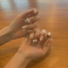 Schwangere Rüstung trägt handgemachte Maniküre