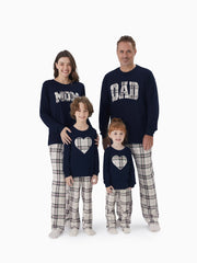 Passende Pyjama-Sets für die ganze Familie mit Karomuster und Buchstabenmuster