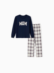 Passende Pyjama-Sets für die ganze Familie mit Karomuster und Buchstabenmuster