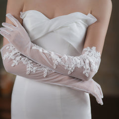 Elegante vestido de novia de encaje blanco con guantes de malla para la cena