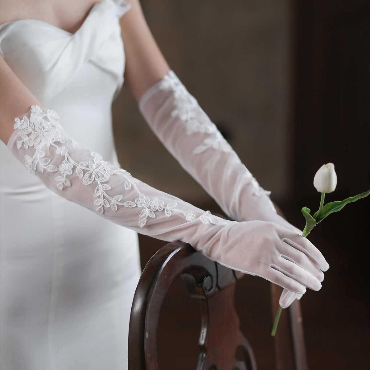 Elegante vestido de novia de encaje blanco con guantes de malla para la cena