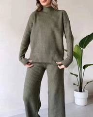 Zweiteiliges Set aus kuscheligem Strickpullover und Hose