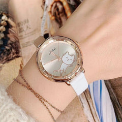 Gatita estudiante sacudiendo la cabeza observa