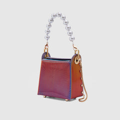 Lila Tasche mit Perlenkette 