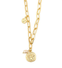 Collar de oro con moneda y perla en relieve