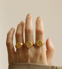 Anillo de oro con relieve floral