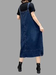 Mittellanges Overknee-Latzhosenkleid aus Denim