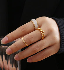 Anillo de oro con circonita y flor de hielo