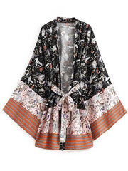 Bata tipo kimono de algodón de color negro con estampado floral de Beech Wear, de longitud corta