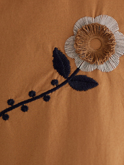 Vestido camisero holgado con cuello alto y bordado