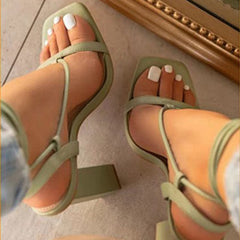 Sandalen mit hohen Absätzen