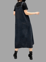 Mittellanges Overknee-Latzhosenkleid aus Denim