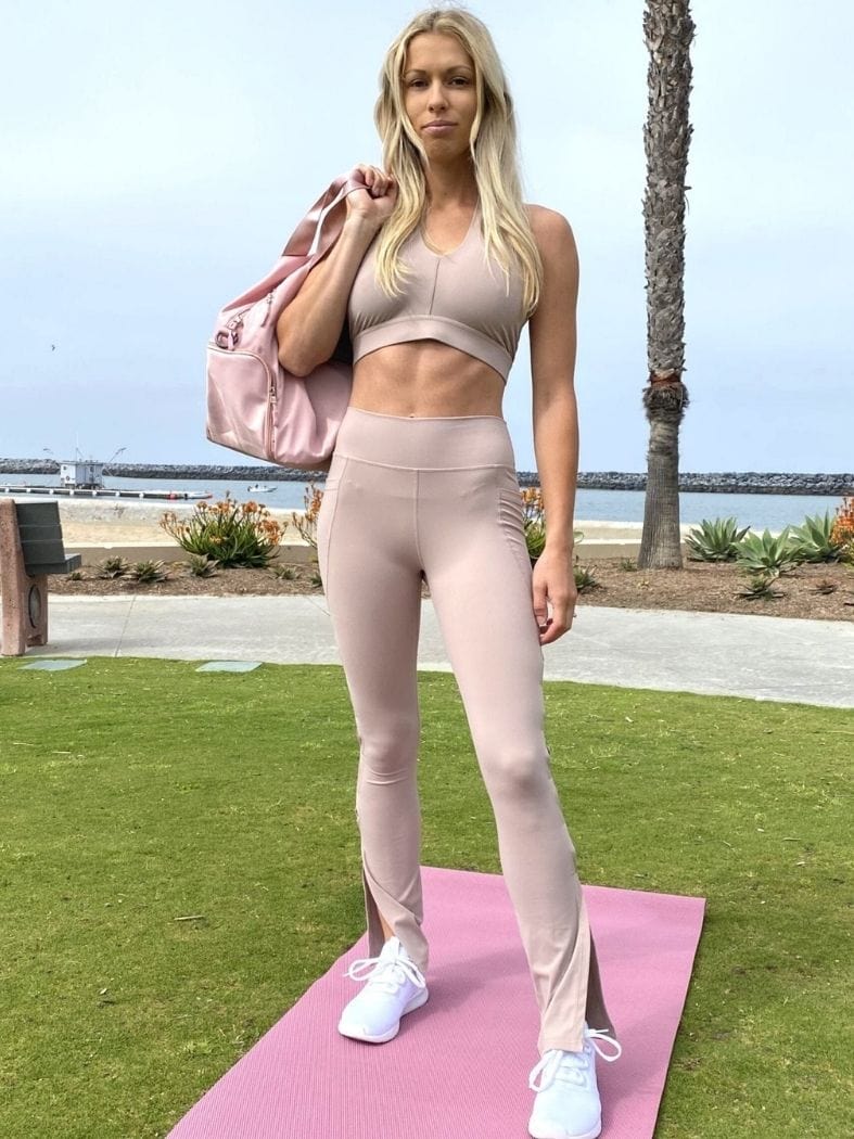 Conjunto de dos piezas de sujetador deportivo y leggings con diseño calado