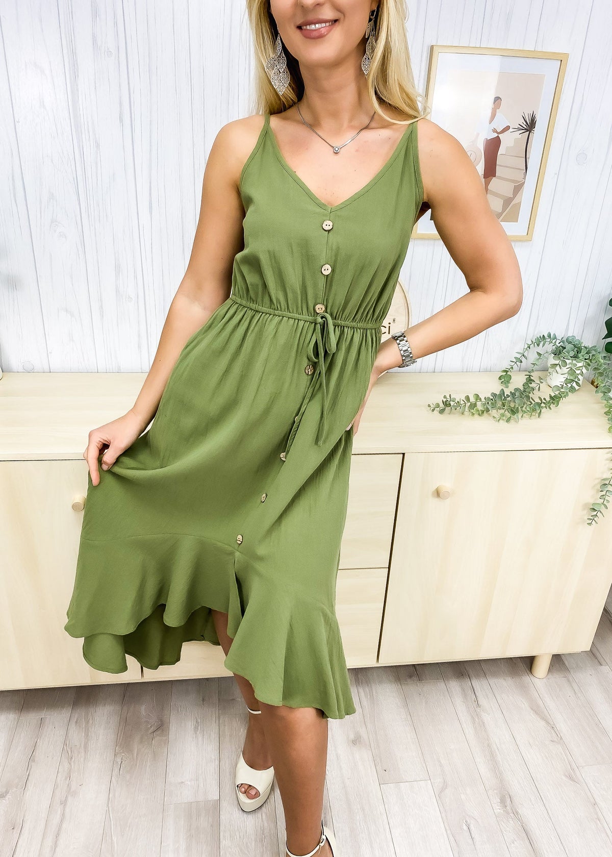 Kleid mit asymmetrischem Saum und Bindegürtel