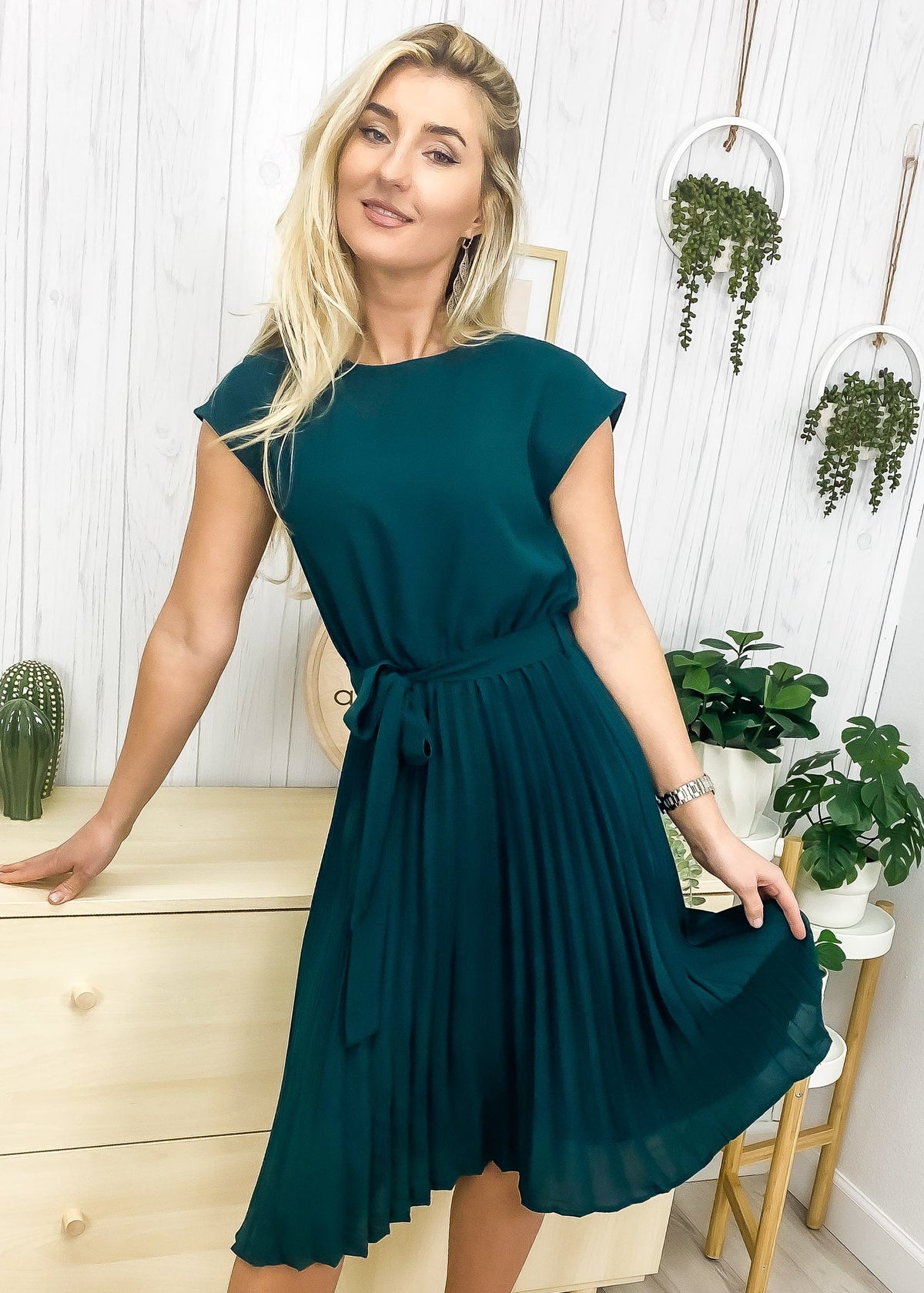 Kleid mit Plissierung und Gürtel