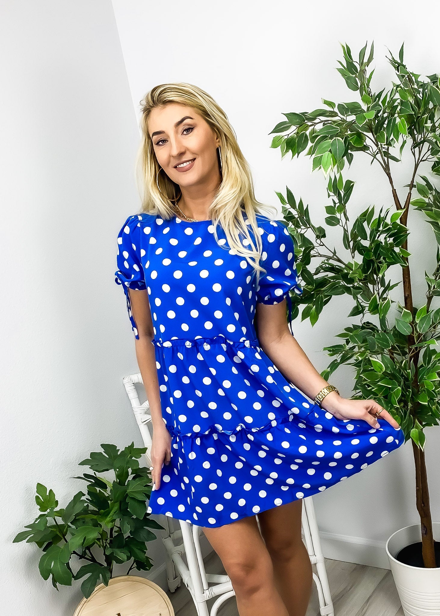 Gestuftes Kleid mit Puffärmeln und Punkten