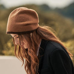 Flauschige Beanie mit Kontrastsaum