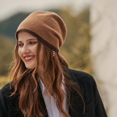 Flauschige Beanie mit Kontrastsaum