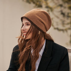 Flauschige Beanie mit Kontrastsaum