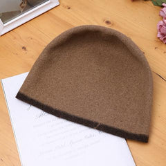 Flauschige Beanie mit Kontrastsaum