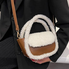 Handtasche mit kontrastierendem Teddybesatz