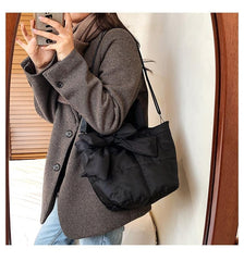 Bolso de mano con detalle de cinta acolchada