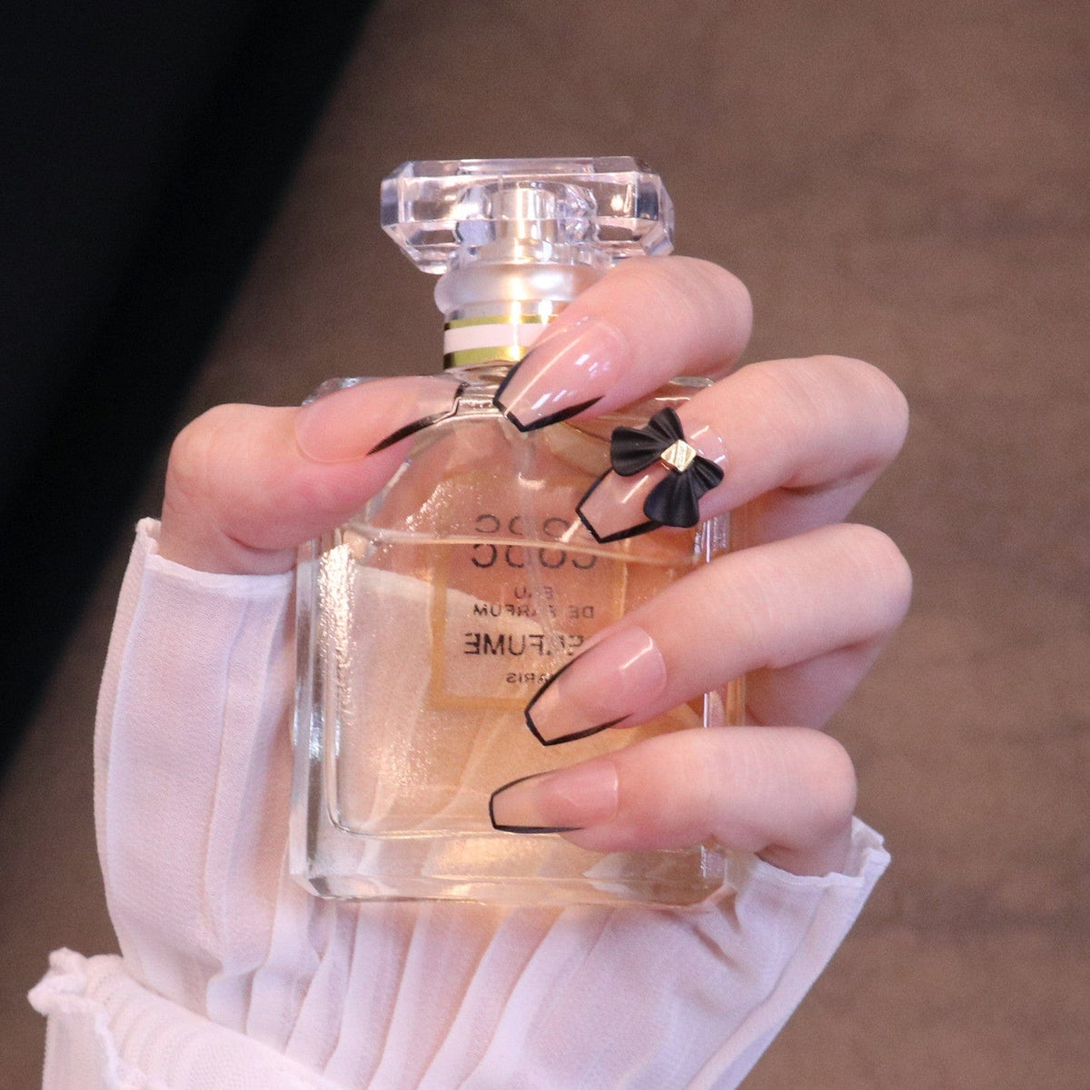 Mittelgroße, quadratische, nudefarbene Press-On-Nägel mit schwarzer Schleife und French Tip