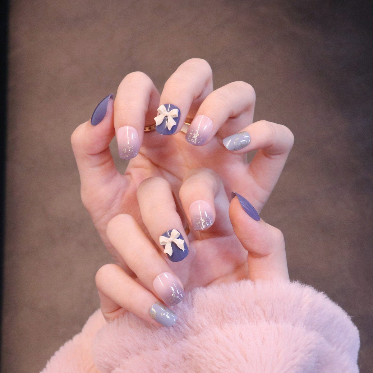 Kurze quadratische ovale lila Press-On-Nägel mit Schleifenanhänger