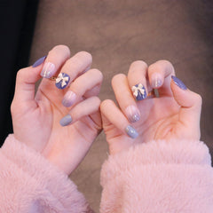 Kurze quadratische ovale lila Press-On-Nägel mit Schleifenanhänger