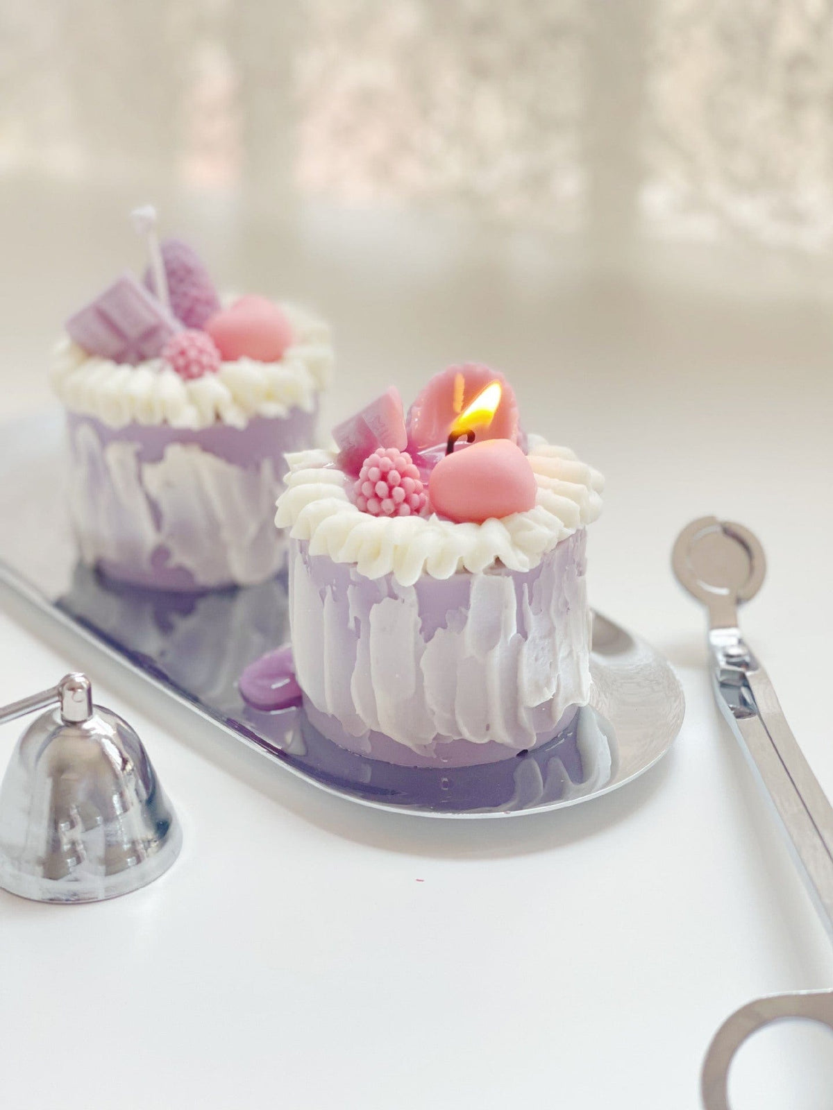 Vela decorativa de pastel de bayas moradas