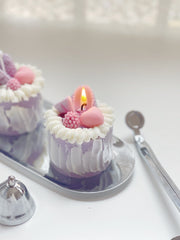Vela decorativa de pastel de bayas moradas