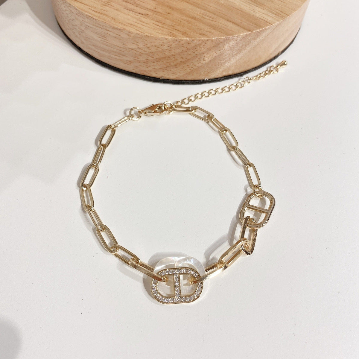 Geometrisches Armband aus Gold mit Diamanten