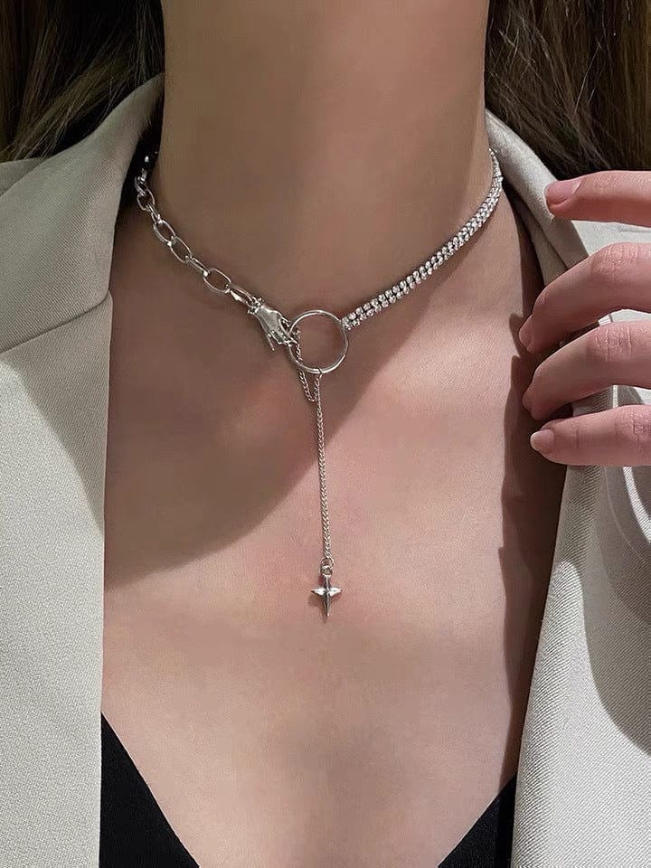 Collar de cadena de plata con forma de mano