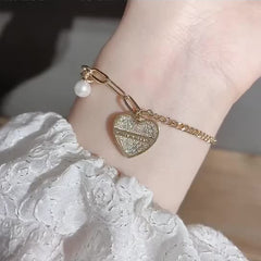 Pulsera asimétrica con colgante de corazón y perla