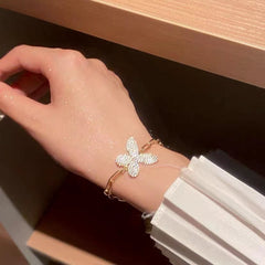 Pulsera de cadena de oro con mariposa de cristal