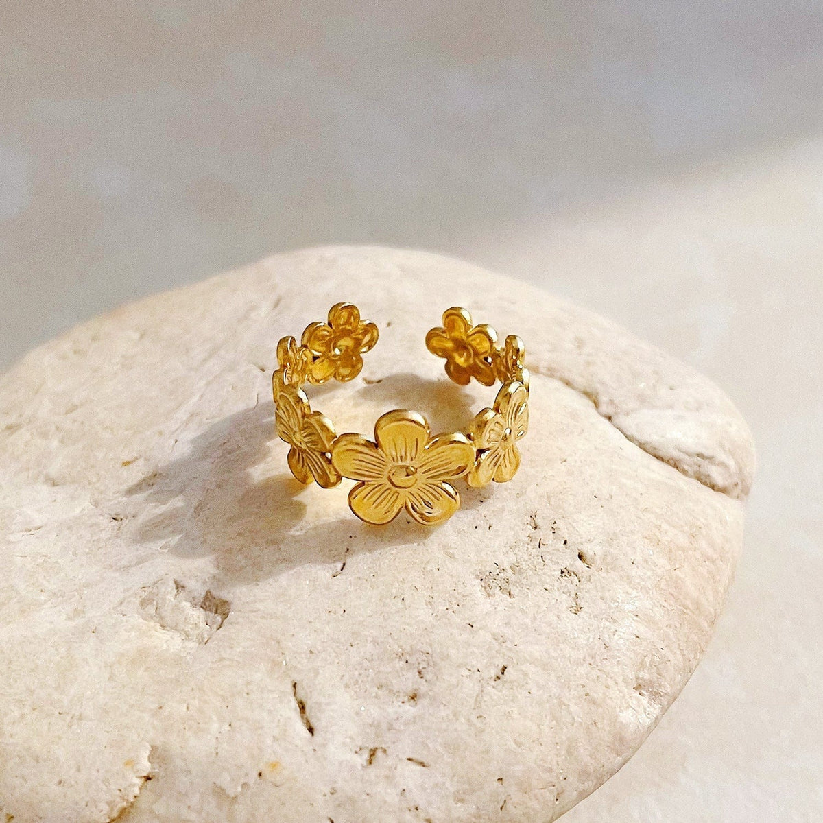 Anillo forrado con flores de oro