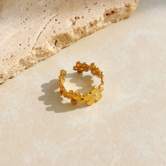 Anillo forrado con flores de oro