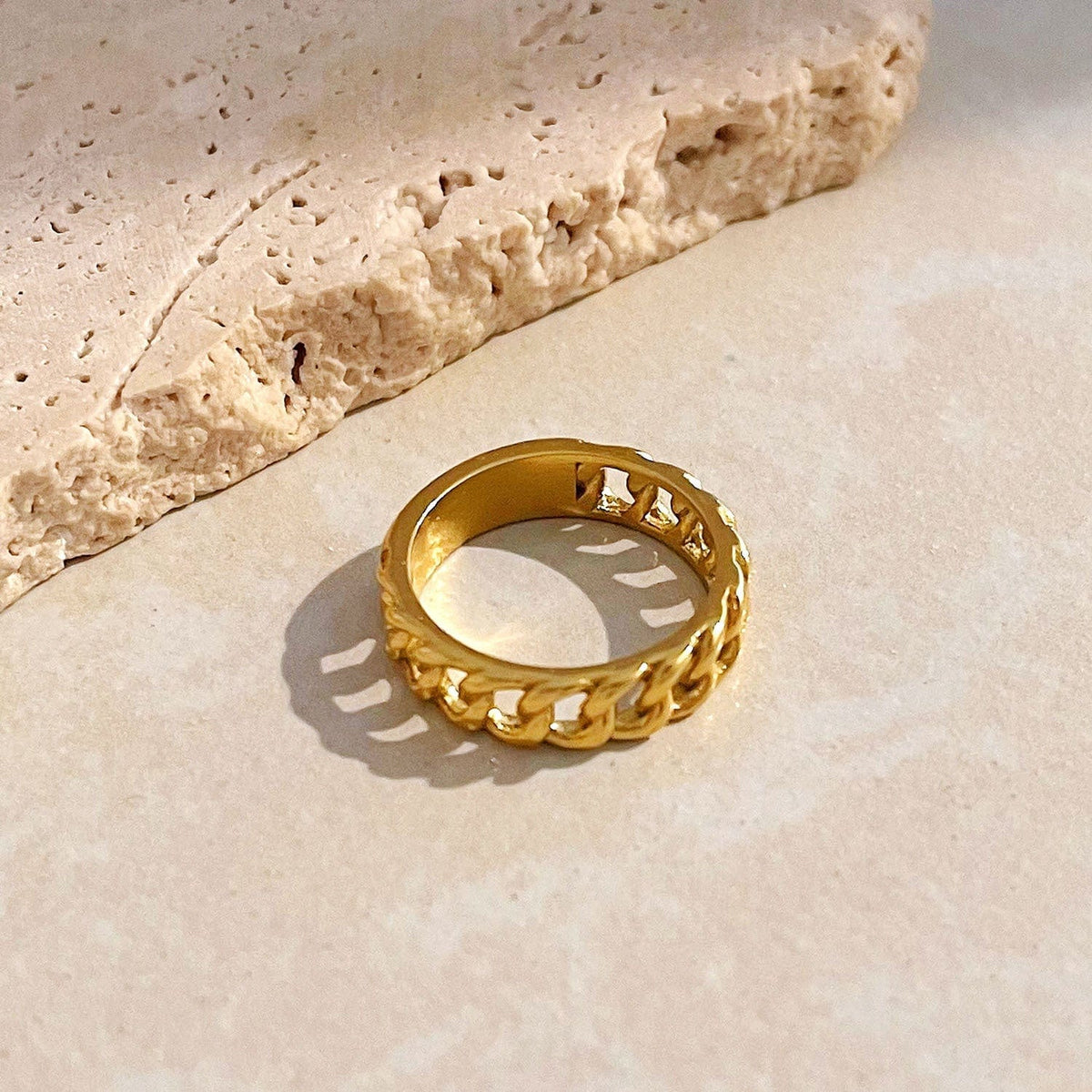 Anillo de eslabones de cadena de oro