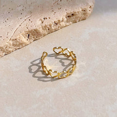 Anillo de corazones huecos de oro