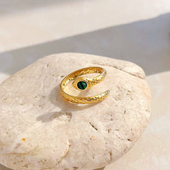 Anillo de serpiente retorcida de oro con cristal verde esmeralda