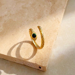 Anillo de serpiente retorcida de oro con cristal verde esmeralda