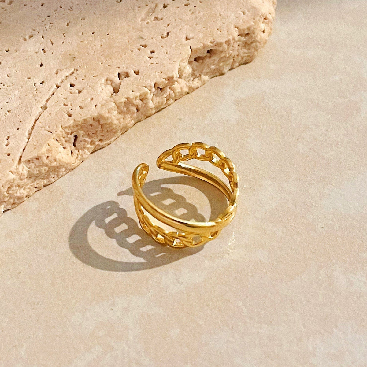 Anillo de cadena cruzada bañado en oro de 18 quilates