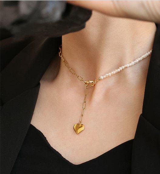 Collar de perlas con cadena asimétrica y dije de corazón