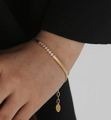 Goldenes Schlangenknochenarmband mit Kristallen